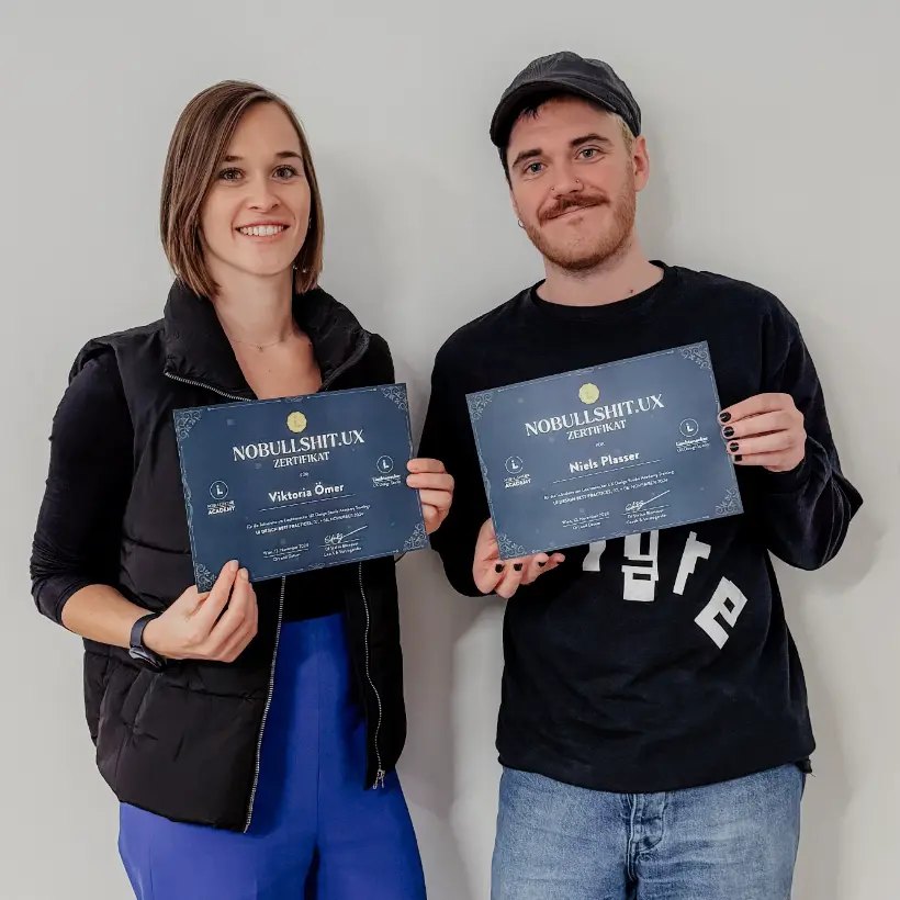 Viktoria und Nils mit ihrem Zertifikat vom UI Design Best Practice Workshop