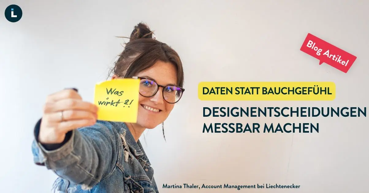 Junge Frau mit Brille hält gelbes Post-it, lächelt zur Kamera.
