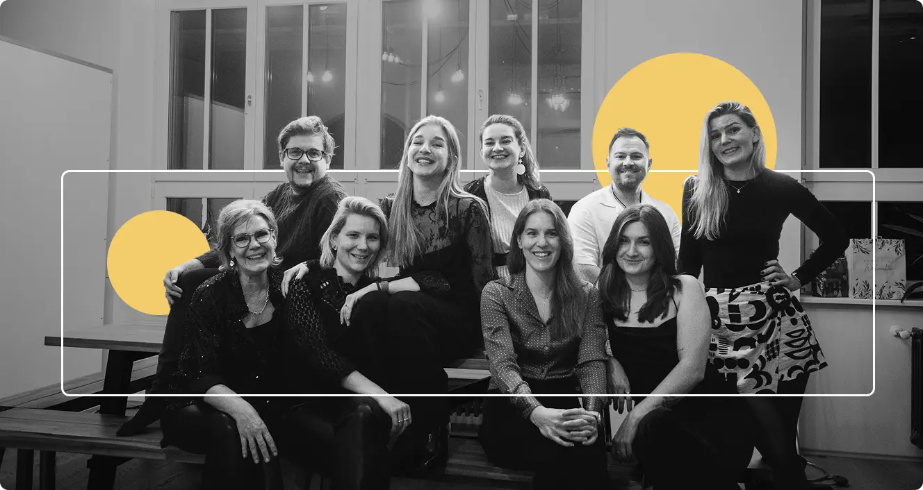 Teamfoto in schwarz/weiß mit gelben PunktHighlights