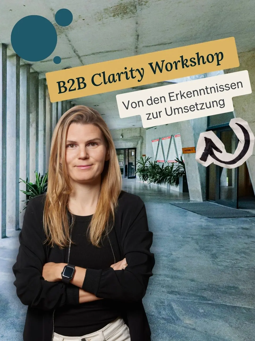 Susanne mit verschränkten Armen in modernem Bürogebäude.