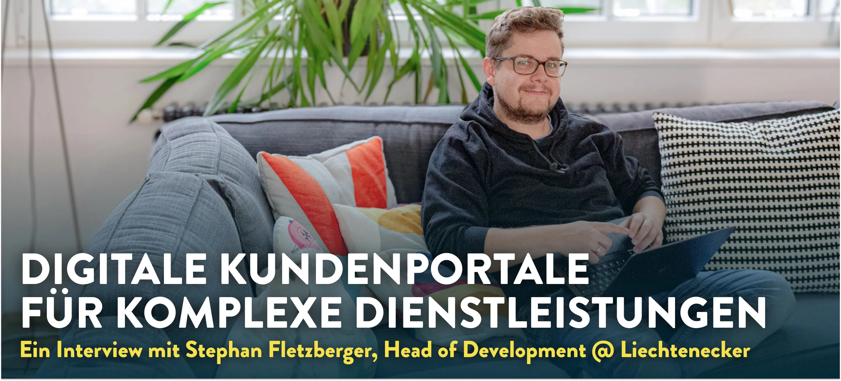 Portrautfoto von Stephan auf der Counch sitzend mit Laptopmit Headline 