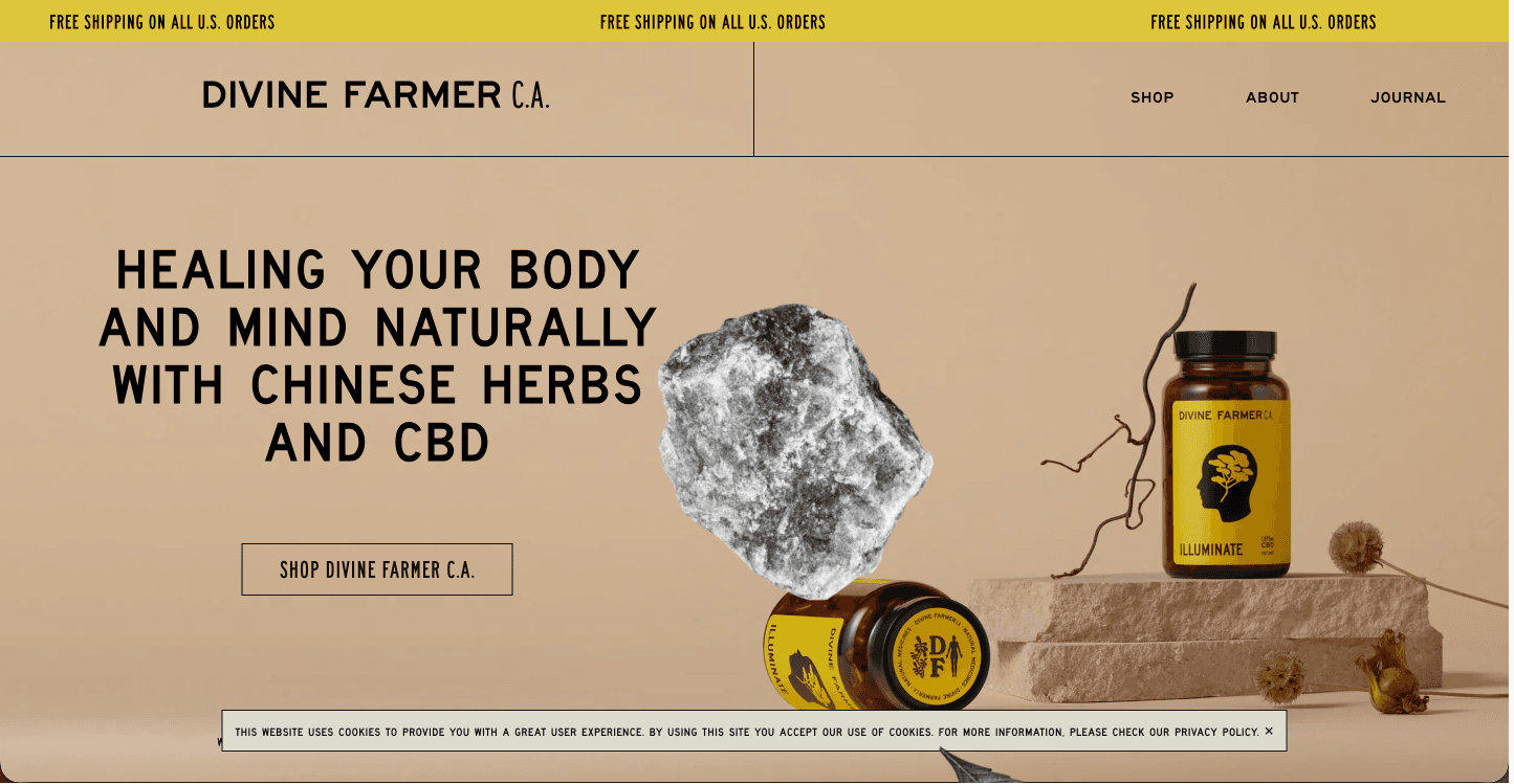 Große Headline auf beigem Hintergrund und inszenierten Produkbildern auf Naturmaterialien