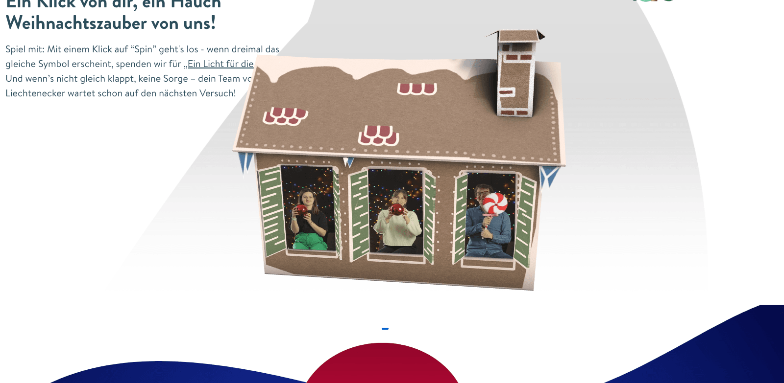 Screenshot Slotmachine (Haus mit offenen Fenstern, in denen Mitarbeiter Weihnachtselemente hochhhalten)