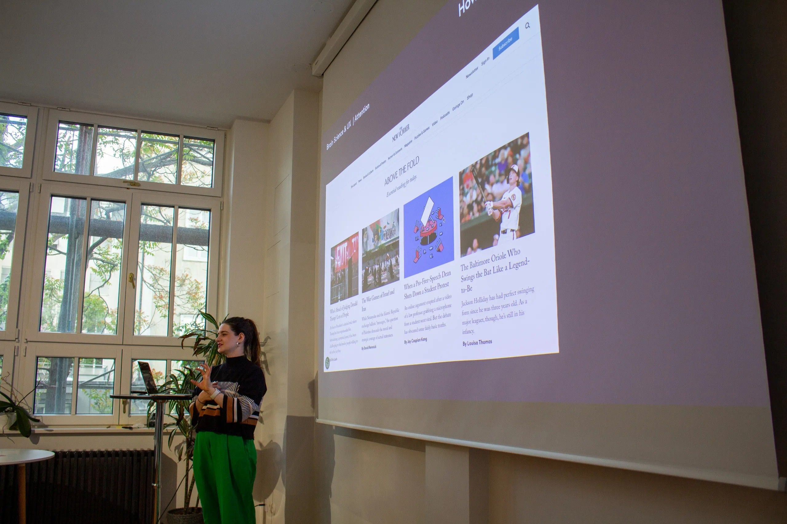 Natalia Sander während ihrer Präsenation, im Hintergrund eine Folie mit Beispielen vom THE NEW YORKER