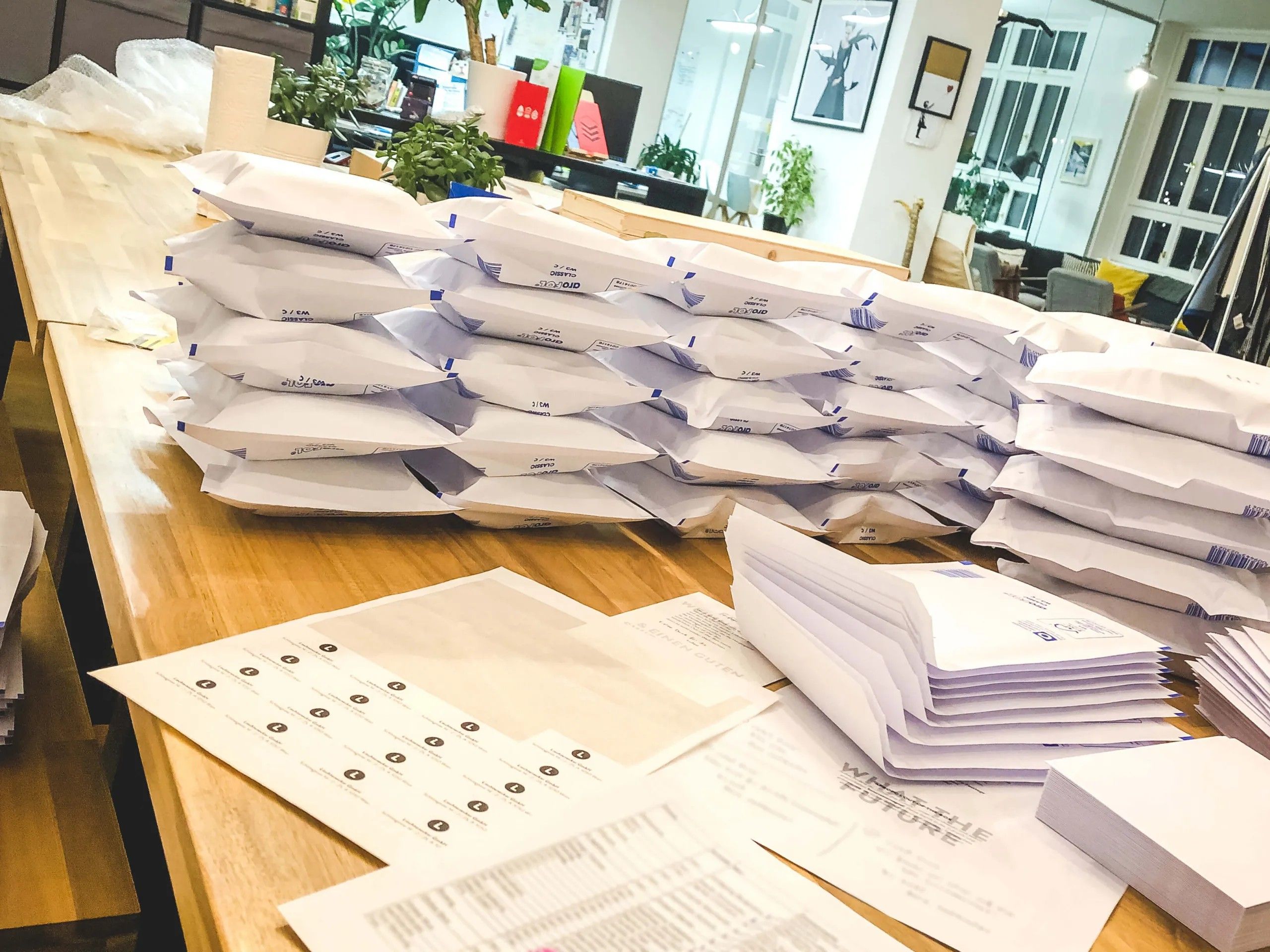 Kartenspiele werden verpackt und verschickt