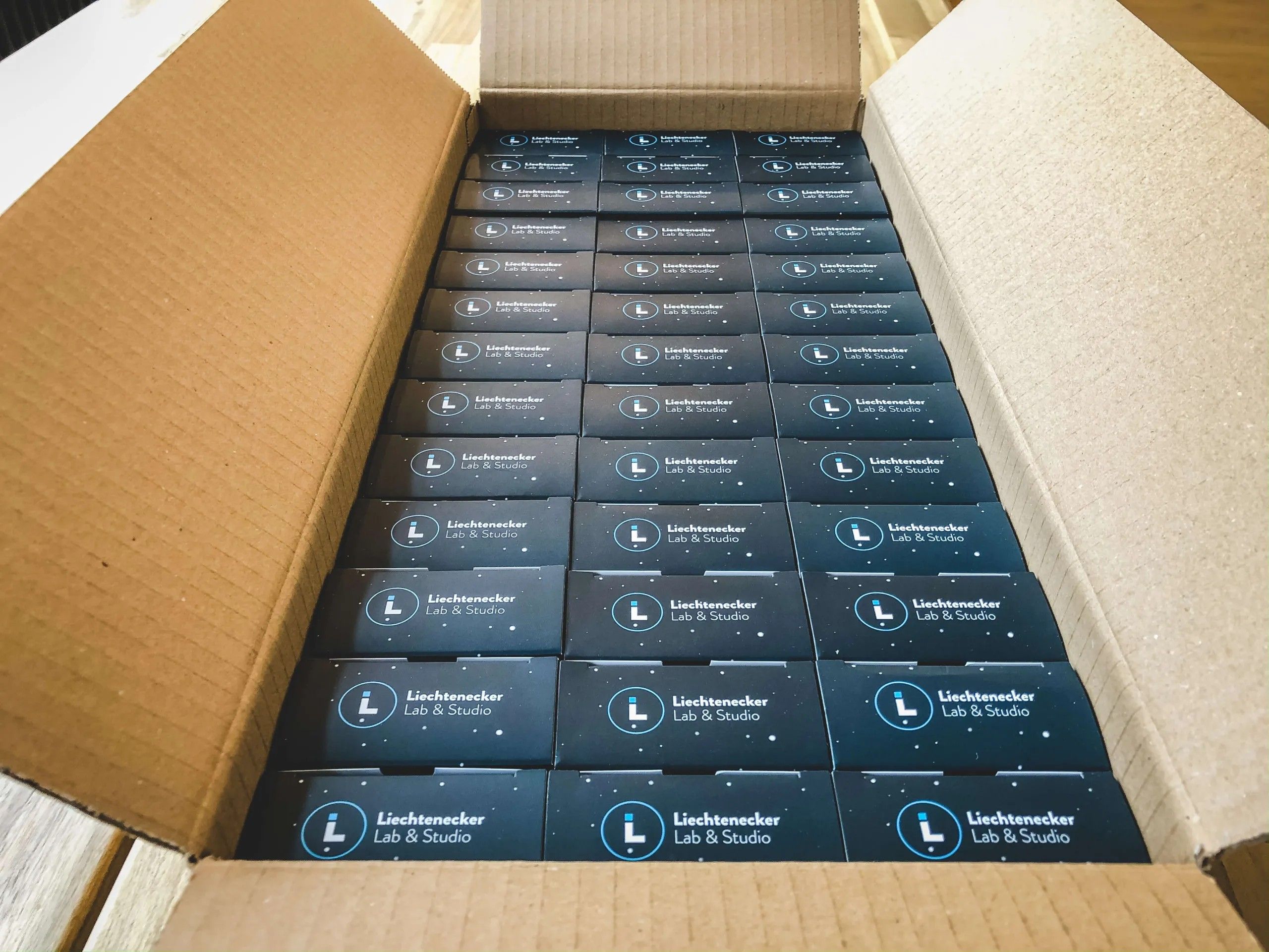 Eine volle Kiste mit Kartenspielen