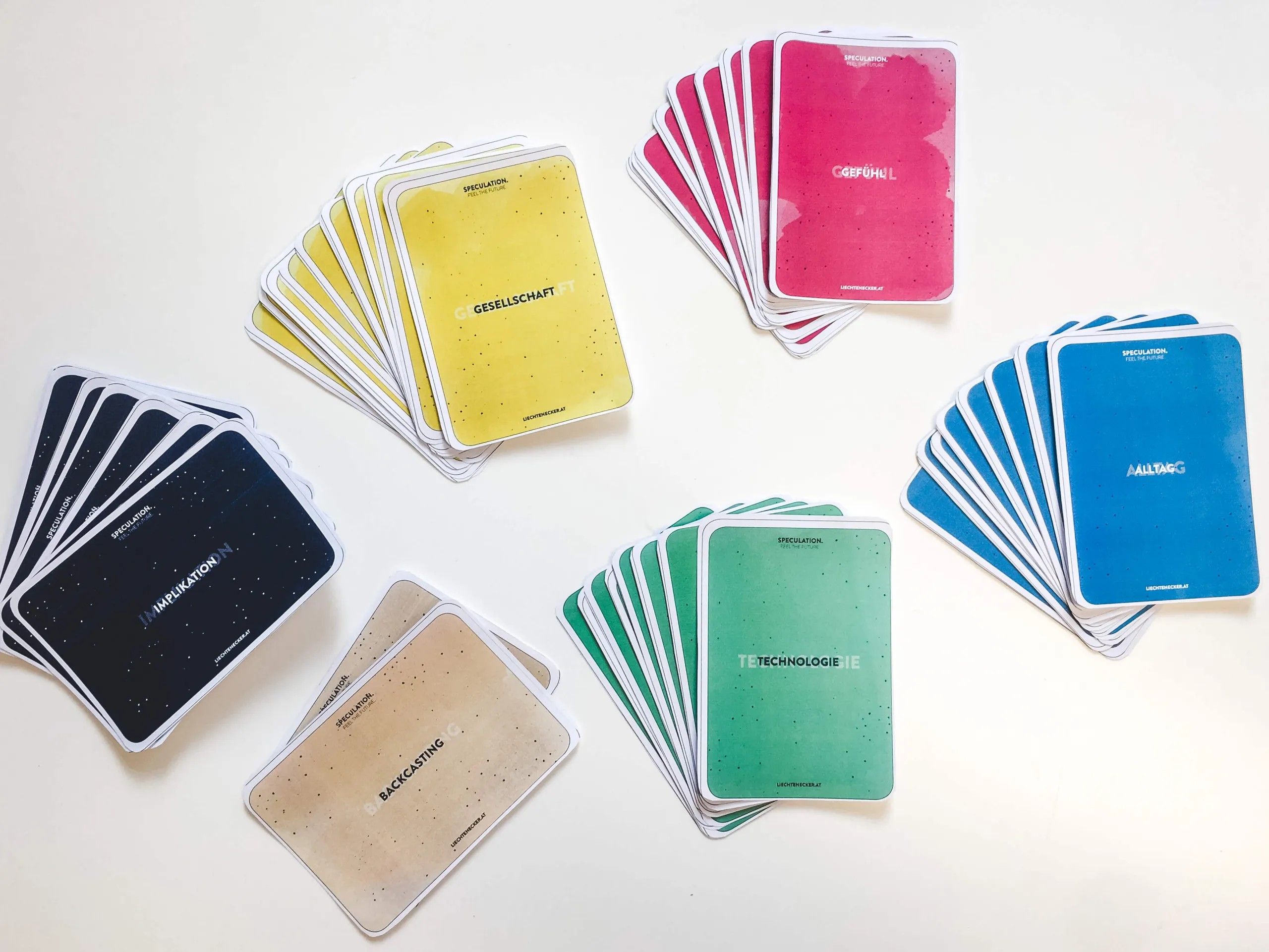 Sechs Kartentypen und Farben