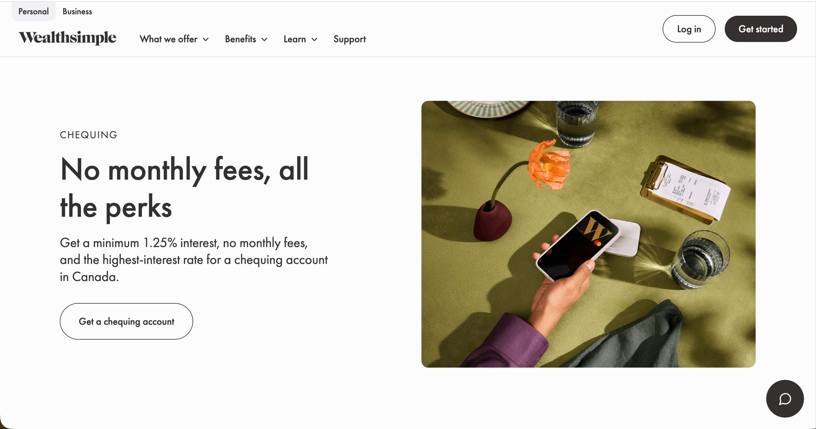 Links Headline und Subtext, rechts großflächig; Mensch hält Smartphone über Kaffeetasse und Notizblock. Helles Design