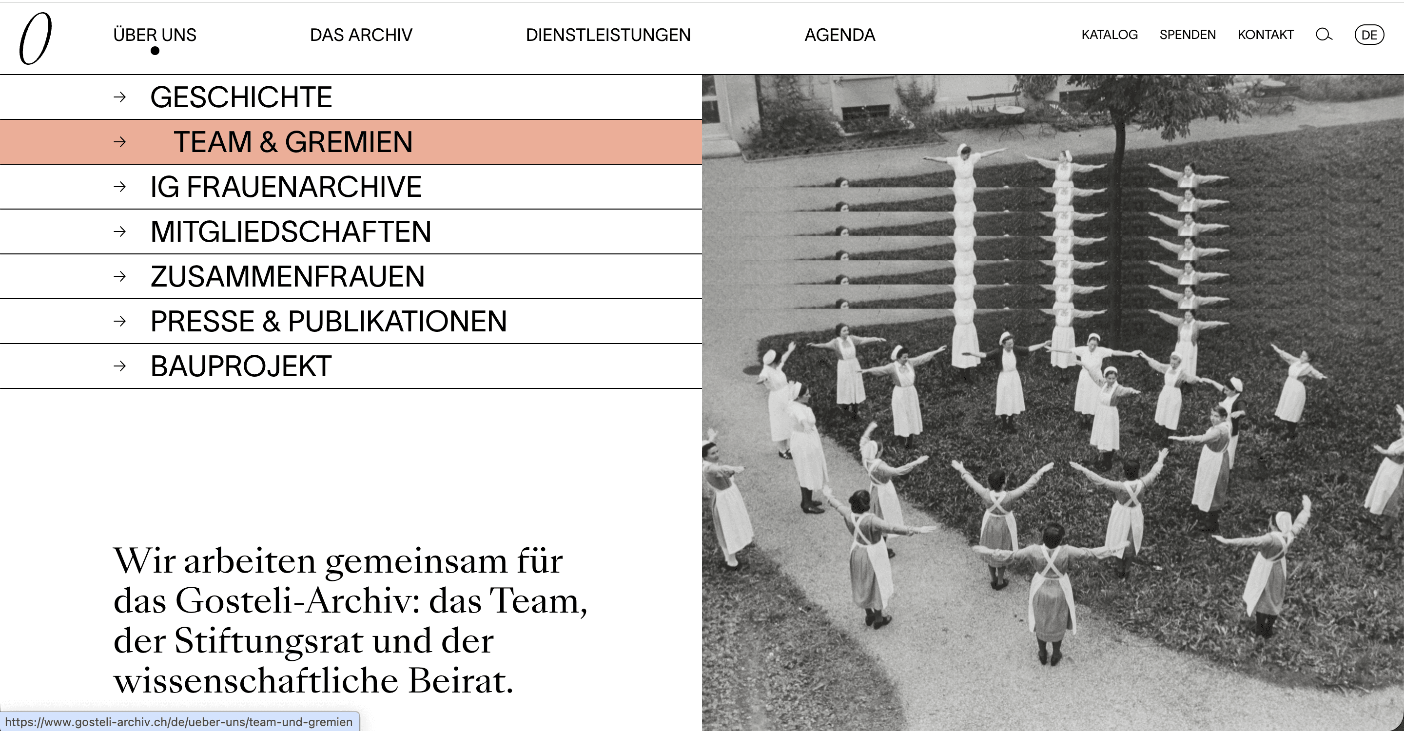 Ansicht Navigation und Schwarz-weiß-Foto: Menschen im Kreis mit erhobenen Armen auf einer Wiese.