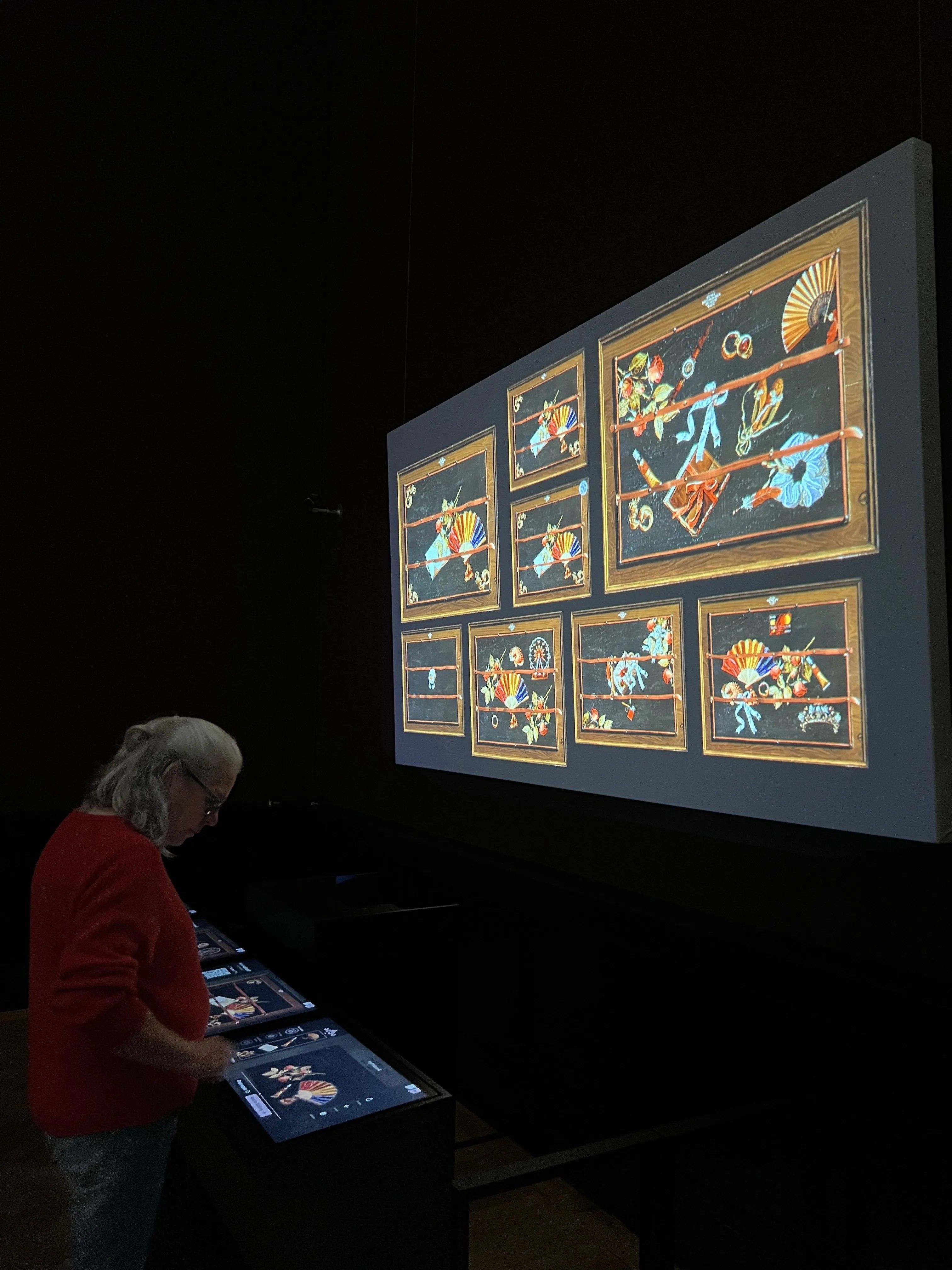 Besucherin im KHM vor dem interaktiven Board