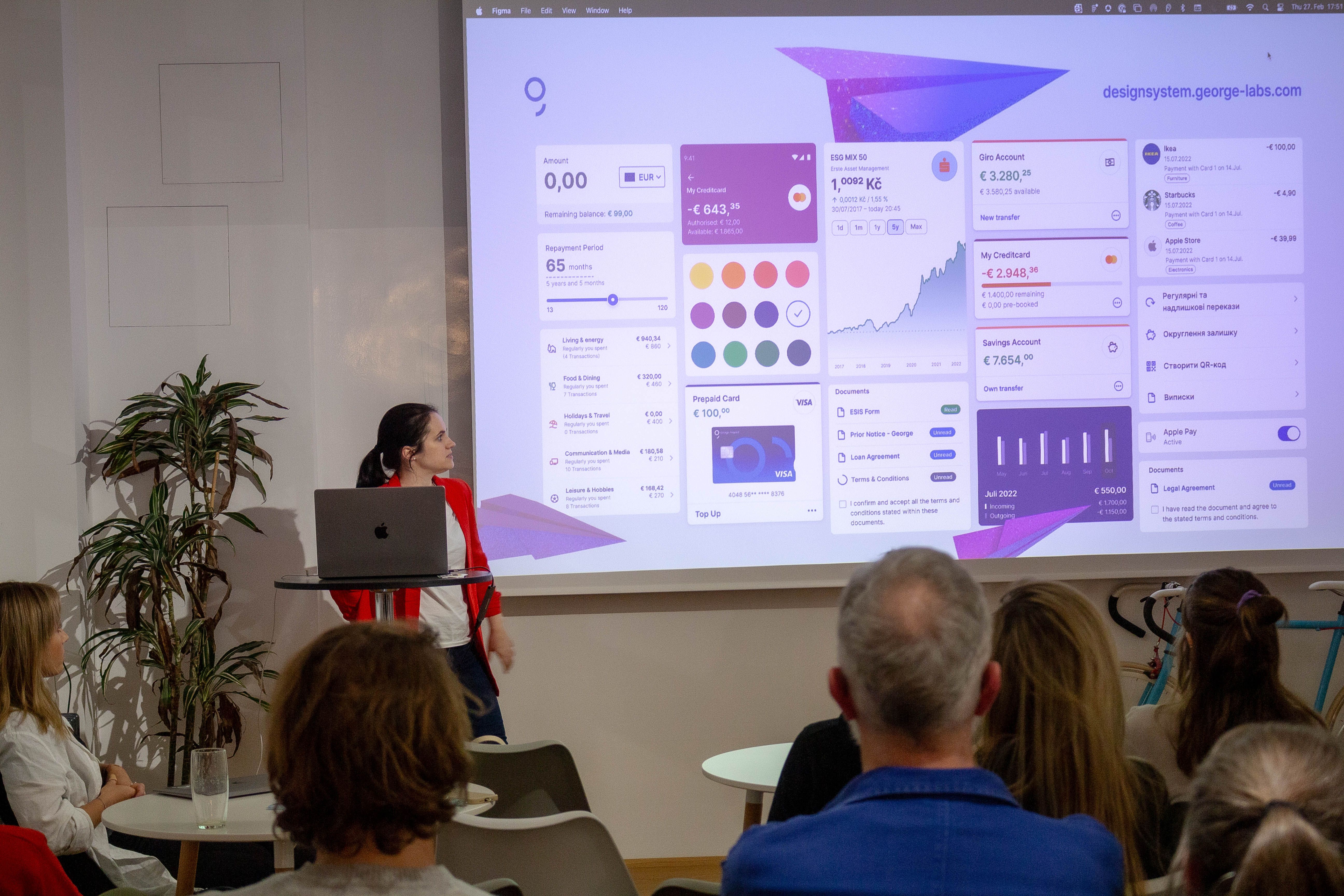 Anna vor einem Screen des DesignSystem