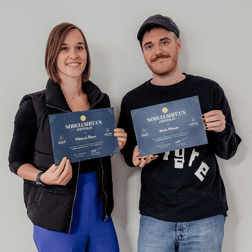 Viktoria und Nils mit ihrem Zertifikat vom UI Design Best Practice Workshop