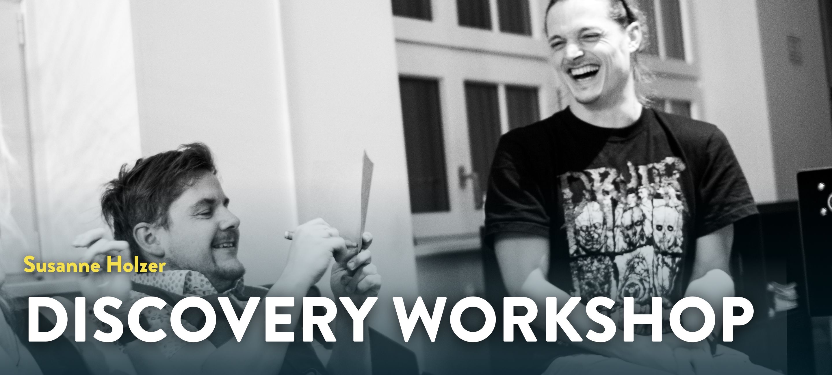 Bild zeigt 2 Mitarbeiter lachend auf der Counch