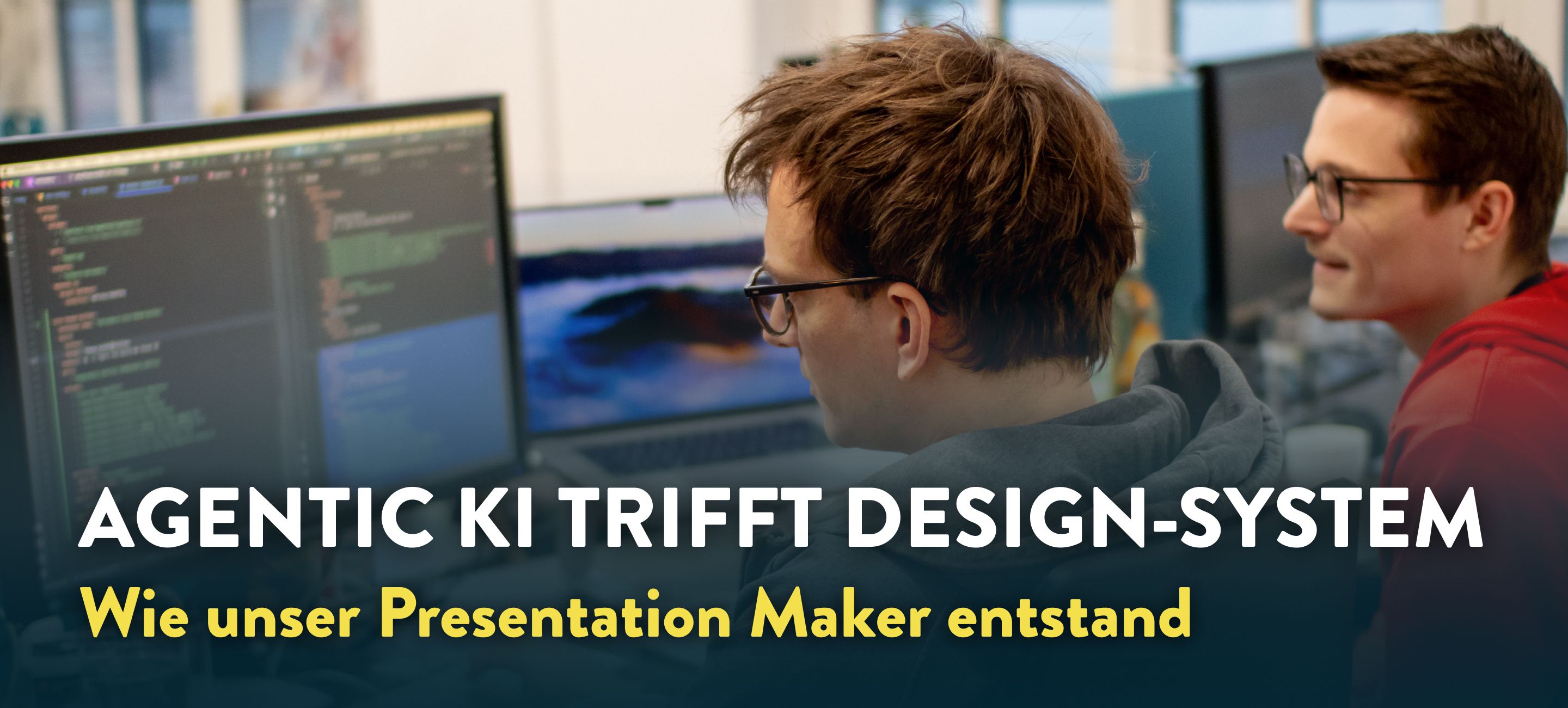 Lukas und Daniel  arbeiten an Computern im Büro.