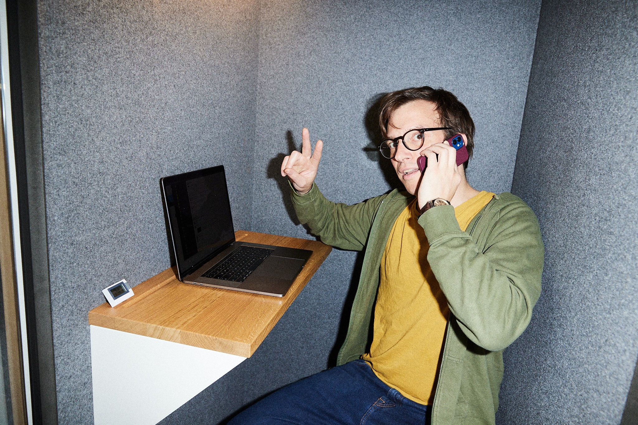 Lukas vor Lap Top mit Handy in der Hand Thomas Unterberger_