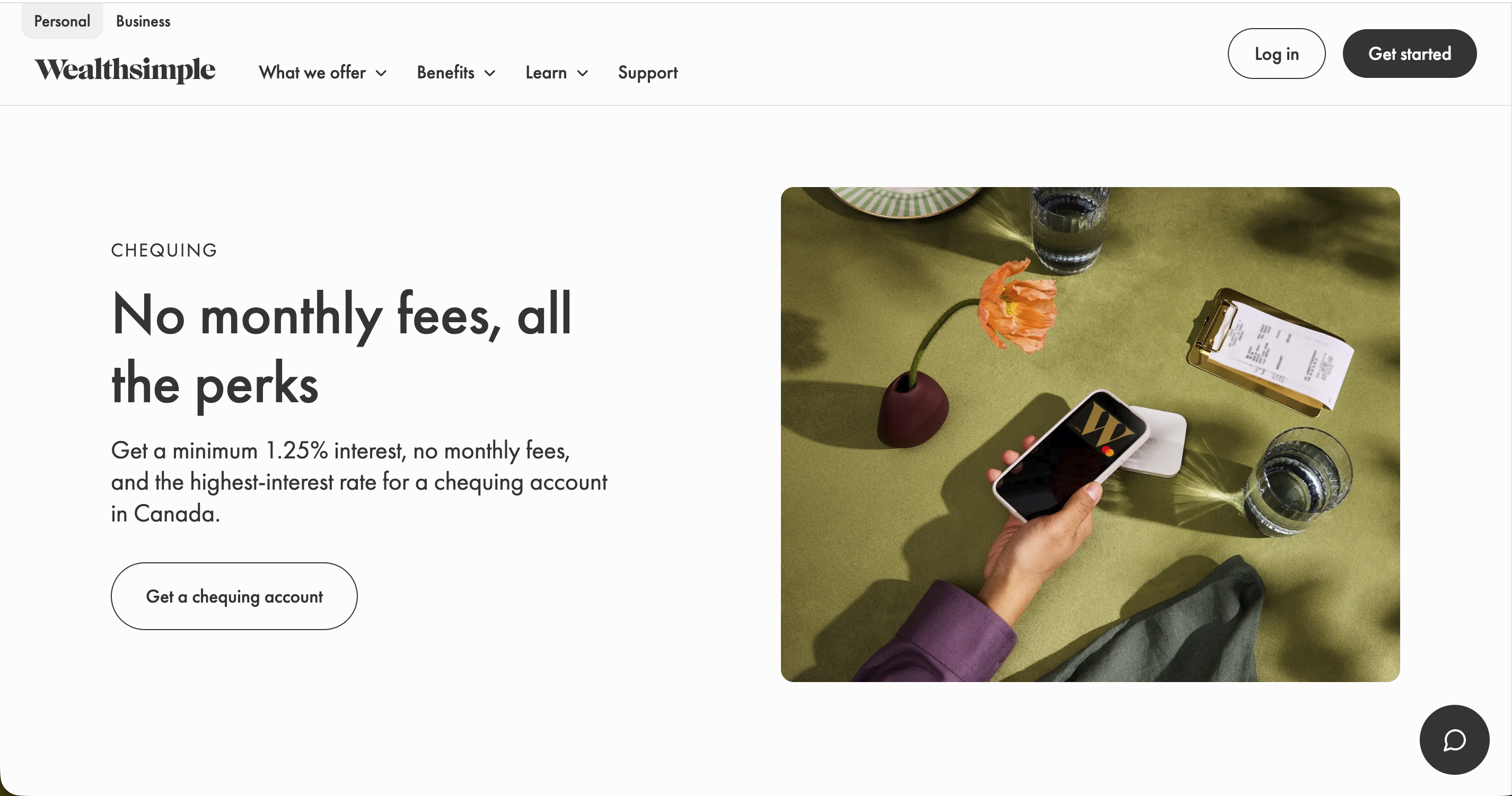 Links Headline und Subtext, rechts großflächig; Mensch hält Smartphone über Kaffeetasse und Notizblock. Helles Design