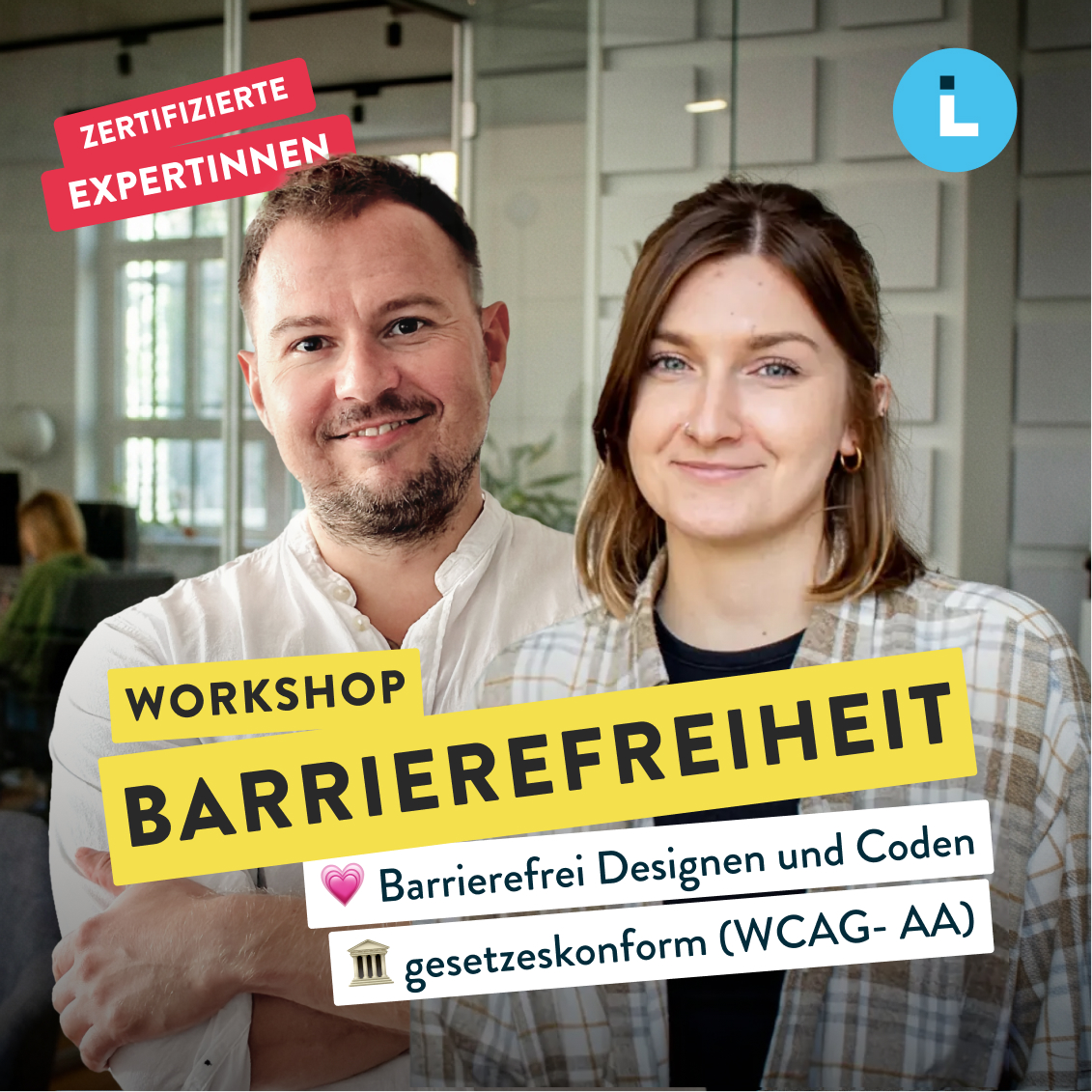 Zwei lächelnde Personen in einem Büro, Text zu Barrierefreiheits-Workshop. Titelbild zum Workshop