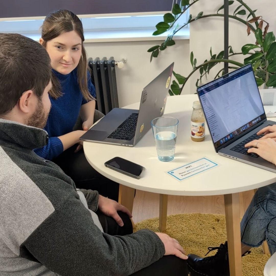 Nicole führt ein User Testing durch, sitzend am Tisch mit Tester